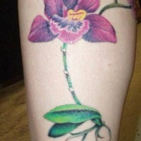 el tatuaje clasico con una orquidea de color morado