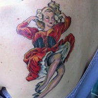 Impresionante tatuaje en el omoplato Marliyn Monroe en vestido rojo