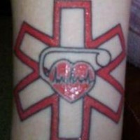 Herzschrittmacher-Symbol Tattoo in Farbe