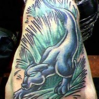 Pantera sul prato tatuaggio sul braccio