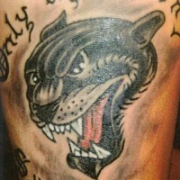 Tattoo mit Panther und Inschrift 