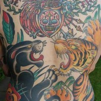 el tatuaje grande colorado a toda la espalda con un tigre y una pantera peleando una calavera y una aguila