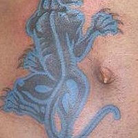 el tatuaje de una pantera azul hecho en el pecho