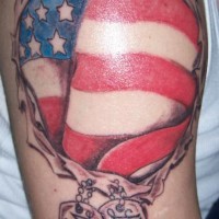 el tatuaje conmemorativo de la rotura de la piel con la bandera americana y los identificadores militares con nombres