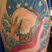 el tatuaje patriota de la aguila y la bandera americana hecho en el hombro