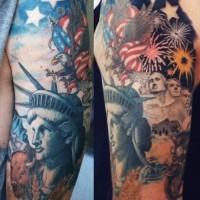 el tatuaje patriota del brazo detallado con estatua de la libertad, la bandera americana etc