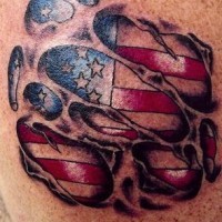 el tatuaje patriota de la rotura de la piel con la bandera americana abajo