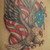 el tatuaje patriota con una aguila volando y la bandera americana