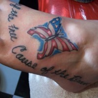 el tatuaje pequeño de la bandera americana en forma de una mariposa hecho en el pie