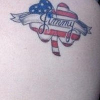 el tatuaje de la bandera americana en forma de un un trebol