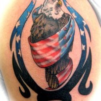 el tatuaje de una aguila envuelta en la bandera americana