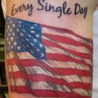 el tatuaje realista de la bandera americana y las palabras 