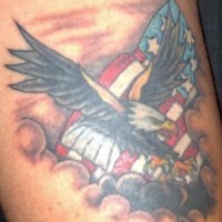 el tatuaje de una aguila volando con la bandera americana sobre las nubes grises