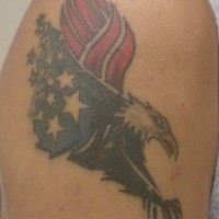 el tatuaje de una aguila volando con la bandera americana en lugar de alas