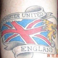 el tatuaje de la bandera de inglaterra con la cabeza de leon