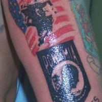 el tatuaje militar con la bandera americana 