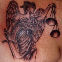 Patriotisches Tattoo mit blinder Justiz USA