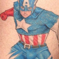 Patriotisches Tattoo mit Captain America in der Fabre