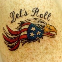 el tatuaje de una aguila con la bandera americana hecho en color