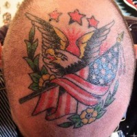 Un tatouage patriotique sur la tête d'un aigle et de drapeau de l'USA