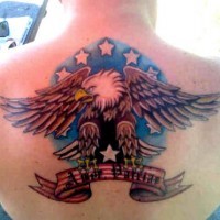 Tatuaggio impressionante sulla schiena l'aquila e le stelle in stile americano