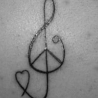 el tatuaje sencillo de una clave de sol con corazon y simbolo de paz