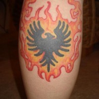 Simbolo di fenice in fiamma tatuaggio