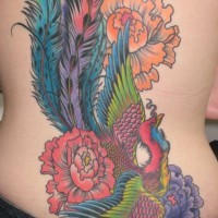 el tatuaje hermoso y muy colorado de la ave fenix con flores