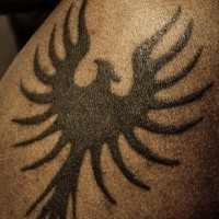 Fenice tatuaggio con inchiostro nero