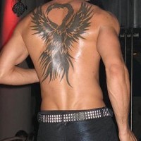 el tatuaje tribal grande en la espalda con la ave fenix negra