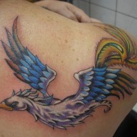 el tatuaje  hermoso de la ave fenix de color blanco con azulen la espalda