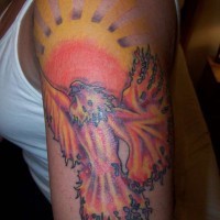 Phönix und Sonne Tattoo an der Schulter
