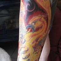 Sehr detailliertes Tattoo von Phönix am Bein