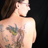 Bunter Zaubervogel mit Schmetterling Tattoo