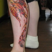 Fenice detagliato tatuaggio sulla gamba