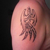 el tatuaje lineado de la ave fenix en el hombro