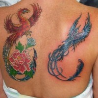 fenics e colibri blu con fiori tatuaggio sulla schiena