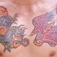 Fenice e drago asiatici tatuaggio sul petto
