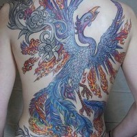 el tatuaje muy grande y hermoso de una ave Fenix hecho a toda la espalda