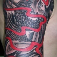 Schulter Tattoo, großes, schwarzes Monster, roter Streifen