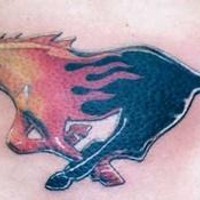 Le tatouage de cheval en flammes