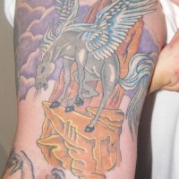 tatuaje de caballo con alas en el trono de oro