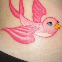Tatuaje en la cadera, golondrina rosa con ojos bonitos