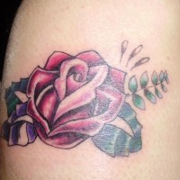 Tatuaje en color la rosa con las hojas