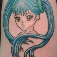 el tatuaje estilo anime con una chica de pelo azul