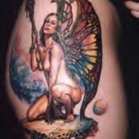 el tatuaje de una hada realista desnuda hecho en color