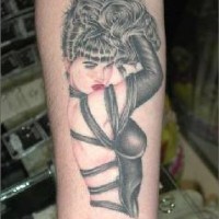 el tatuaje pin up con una chica en traje negro