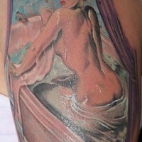 el tatuaje estilo pin up con una chica desnuda en una tina de baño