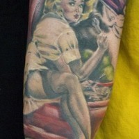 perno sulla ragazza bionda con automobile tatuaggio sul braccio
