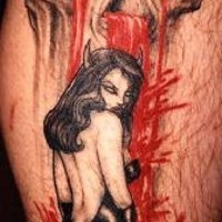 el tatuaje de unachica diabliada y una calavera sangrando